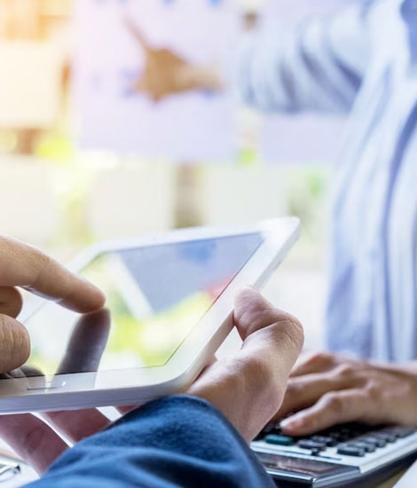 Análise de dívida tributária em tablet e calculadora