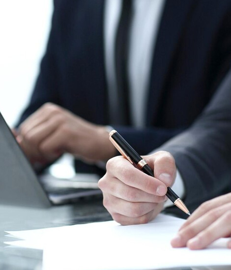 Consultor do Grupo AD Lucram assinando um contrato de reestruturação tributária